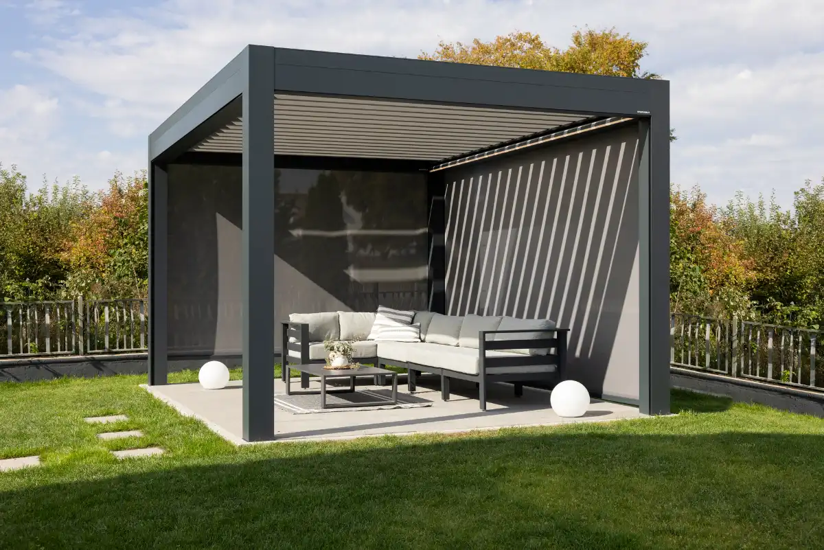 Moderne Gartenpergola mit Sitzbereich im Freien