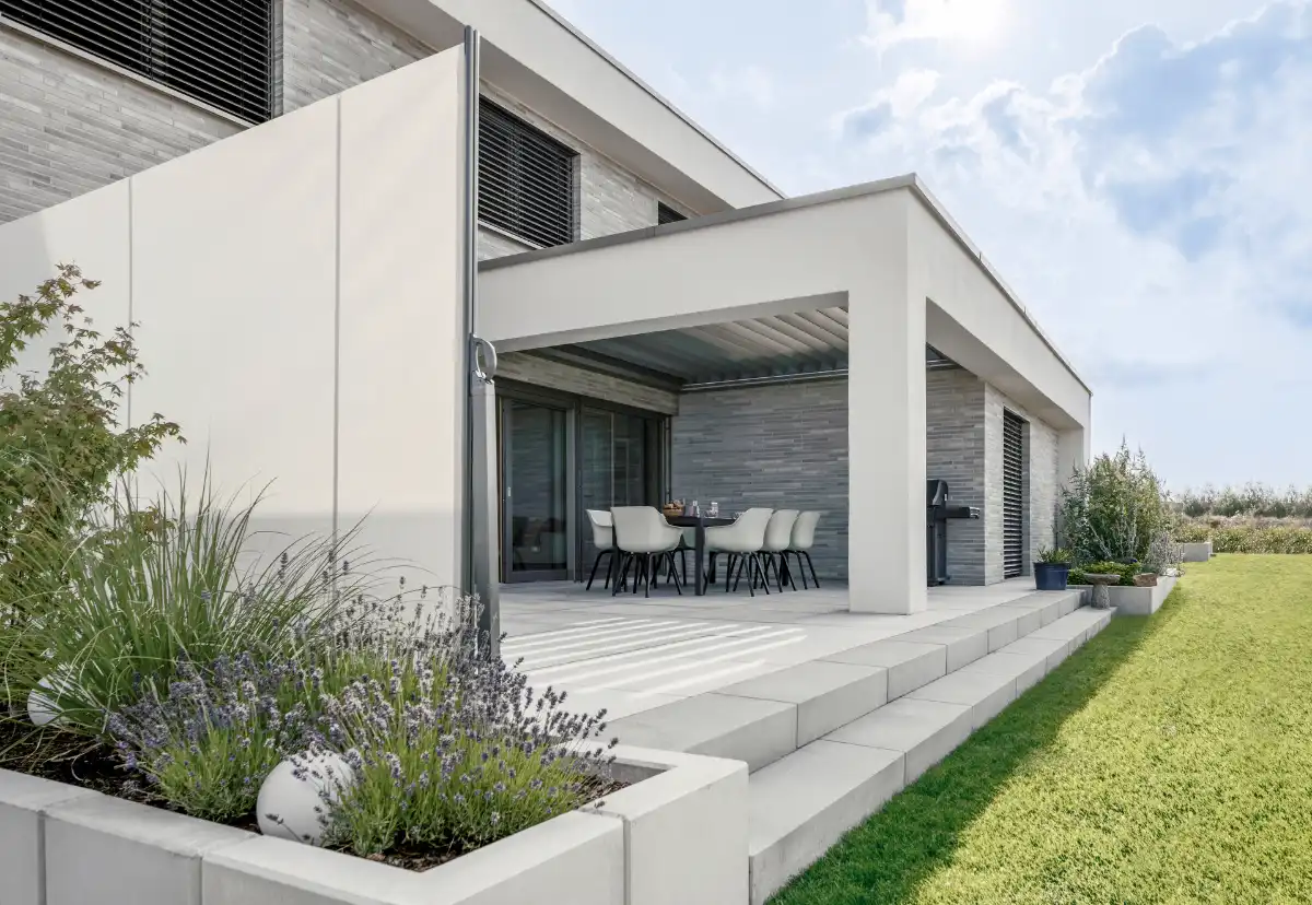 Moderne Terrasse mit Garten und Lamellendach