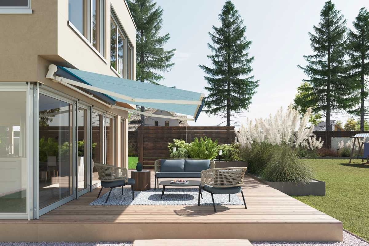 Moderne Terrasse mit stilvollen Möbeln und Sonnenschutz