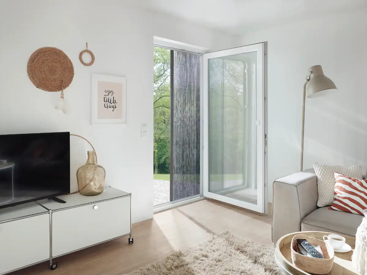 Modernes Wohnzimmer mit geöffneter Glastür und gemütlicher Einrichtung