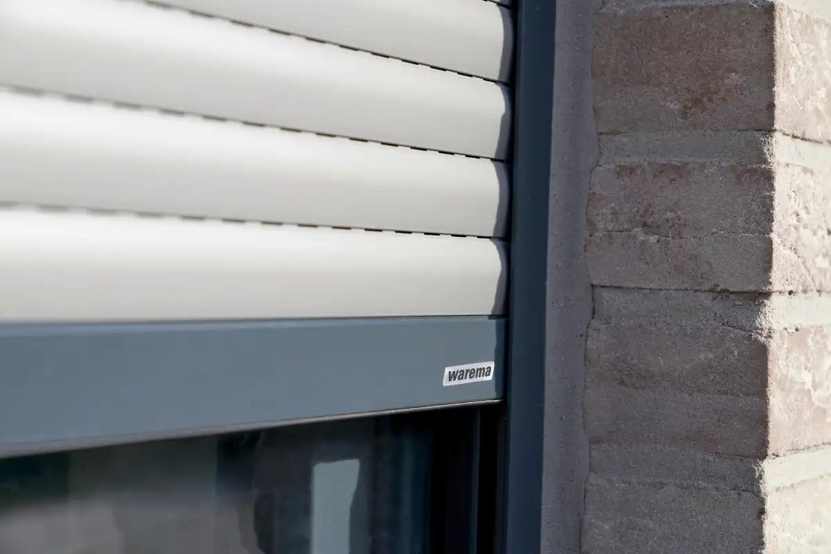 Moderner Rollladen von Warema an einem Fenster
