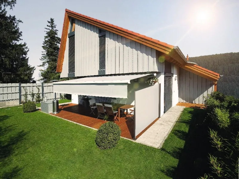 Weiße Seiten-Markise mit seitlichem Schutz