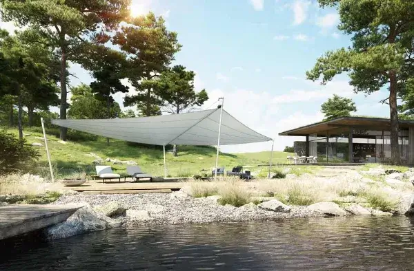 Graues Sonnensegel über der Liegefläche vor dem See