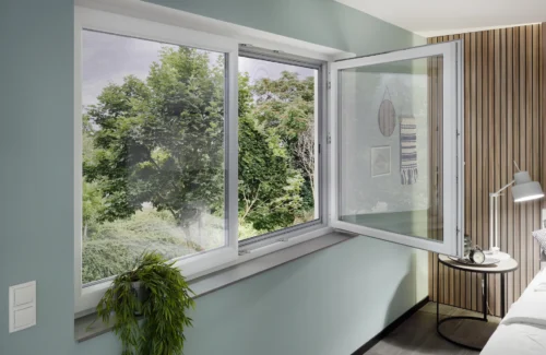 Modernes geöffnetes Fenster mit Blick ins Grüne und Dekoration im Zimmer