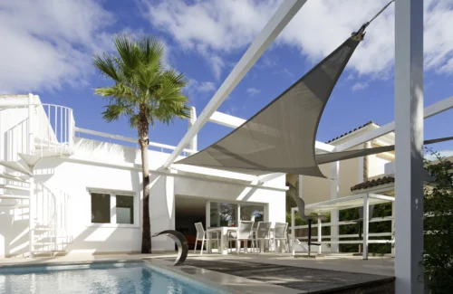 Moderne Villa mit Pool und Sonnensegel