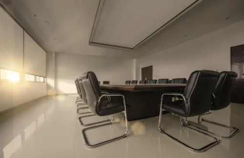 Modernes Konferenzzimmer mit Sonnenlicht