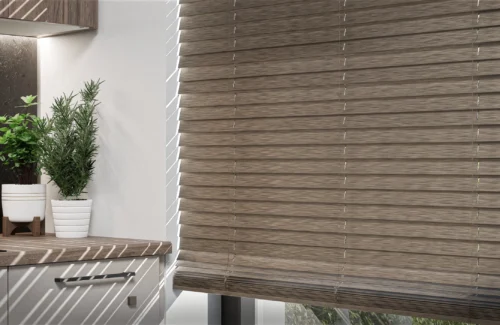 Nahaufnahme von modernen Holzjalousien am Fenster