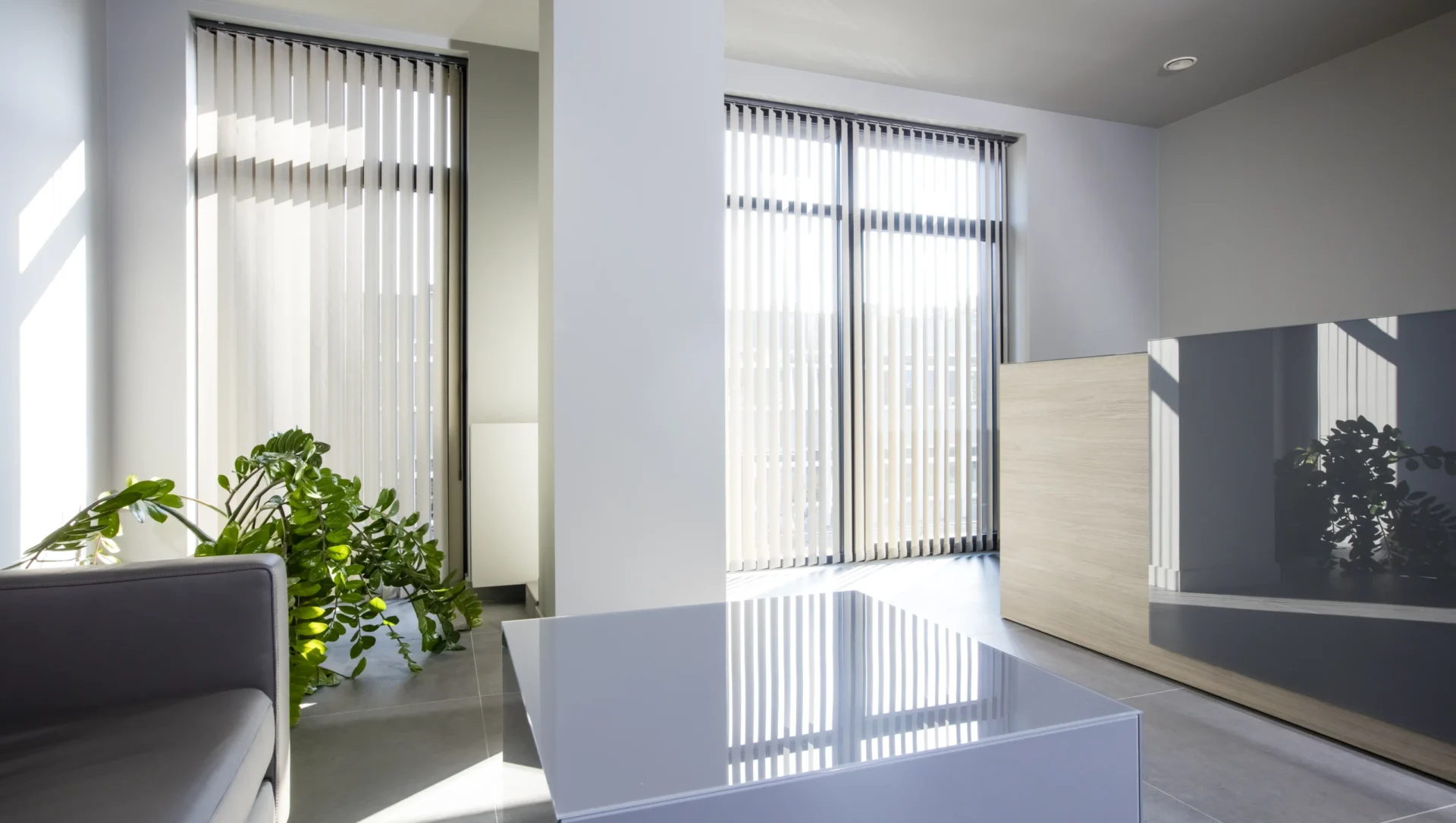 Modernes Konferenzzimmer mit großem Tisch und schwarzen Stühlen